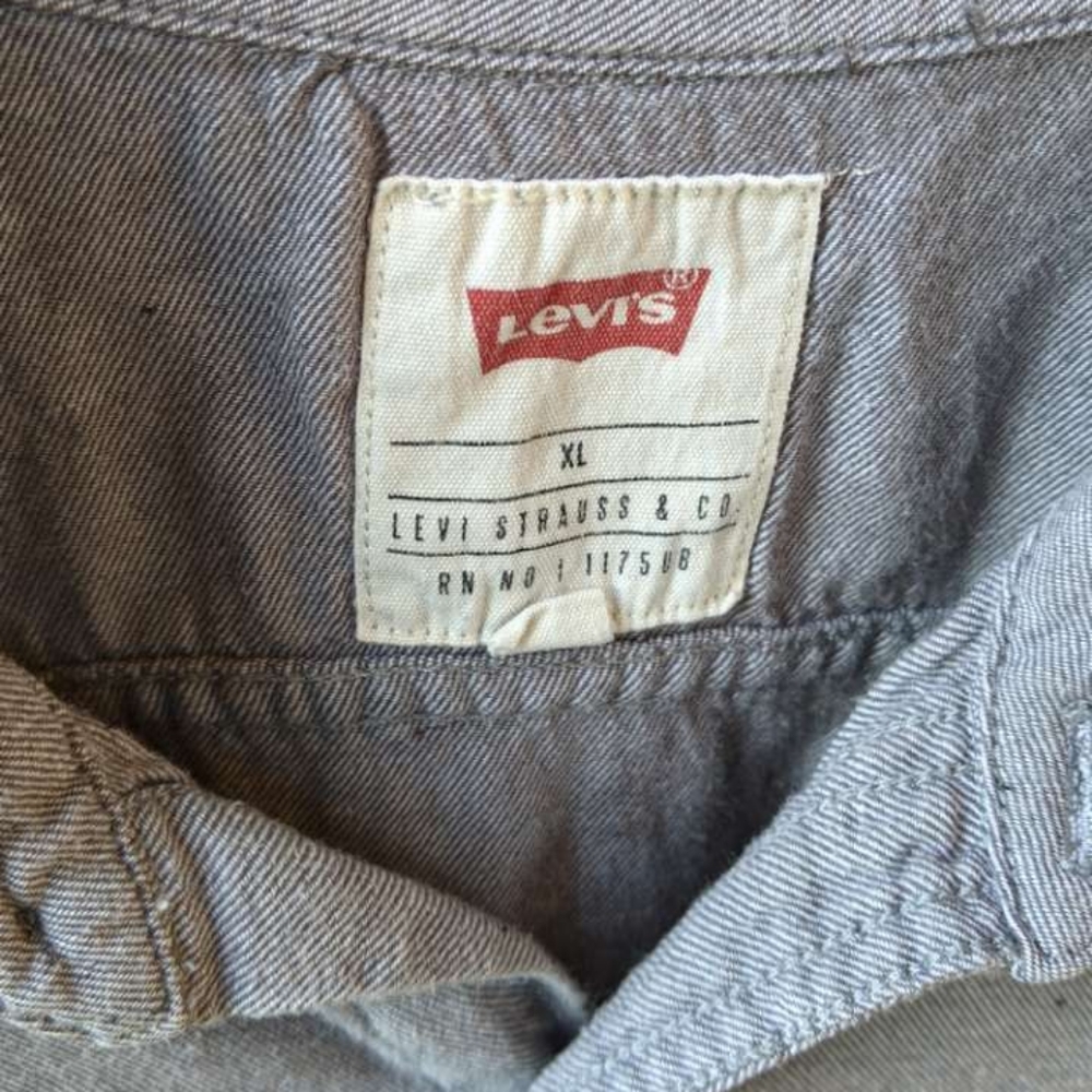 Levi's button up - Picture 3 of 3